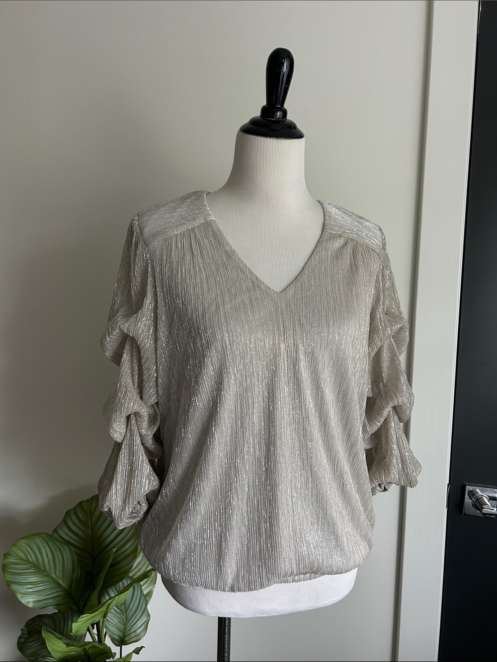 🪩MSK M Metallic Silver V-Neck Ruffle Sleeve elegant blouse
